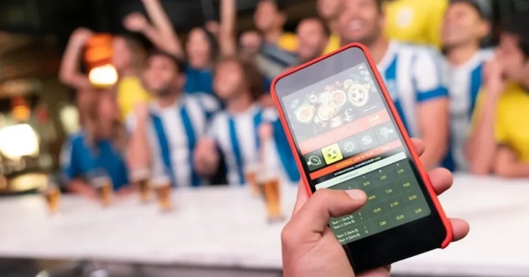 手机屏幕显示赌博app界面，彩色老虎机转动中奖符号。